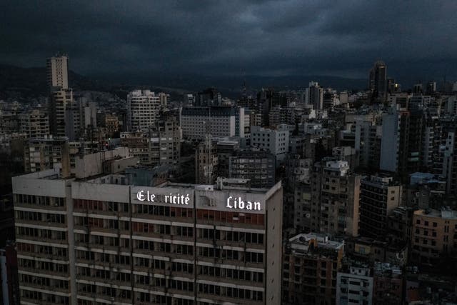 <p>Una vista aérea muestra la capital de Líbano, Beirut, en la oscuridad durante un corte de energía. </p>