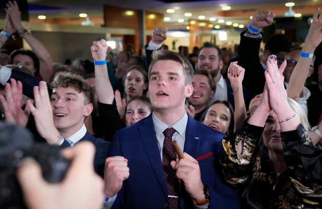 Los partidarios del líder de la coalición de centro derecha Spolu (Juntos), Petr Fiala, reaccionan a los resultados de las elecciones en Praga