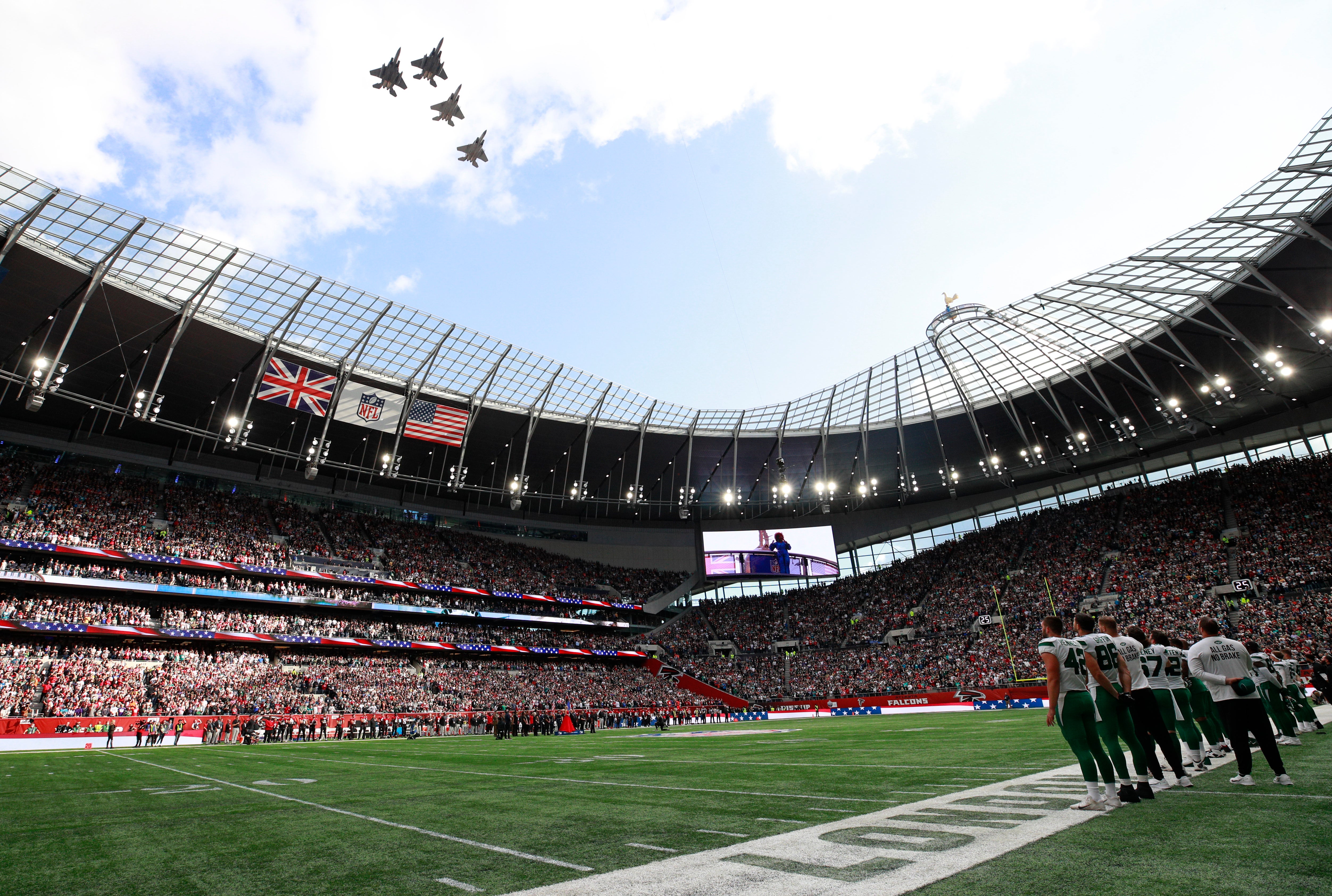 London, UK. 10th October 2021; Tottenham Hotspur stadium, London, England;  NFL UK Series, Atlanta Falcons versus New York Jets: General view of the  Tottenham Hotspur Stadium and the American football pitch Credit: