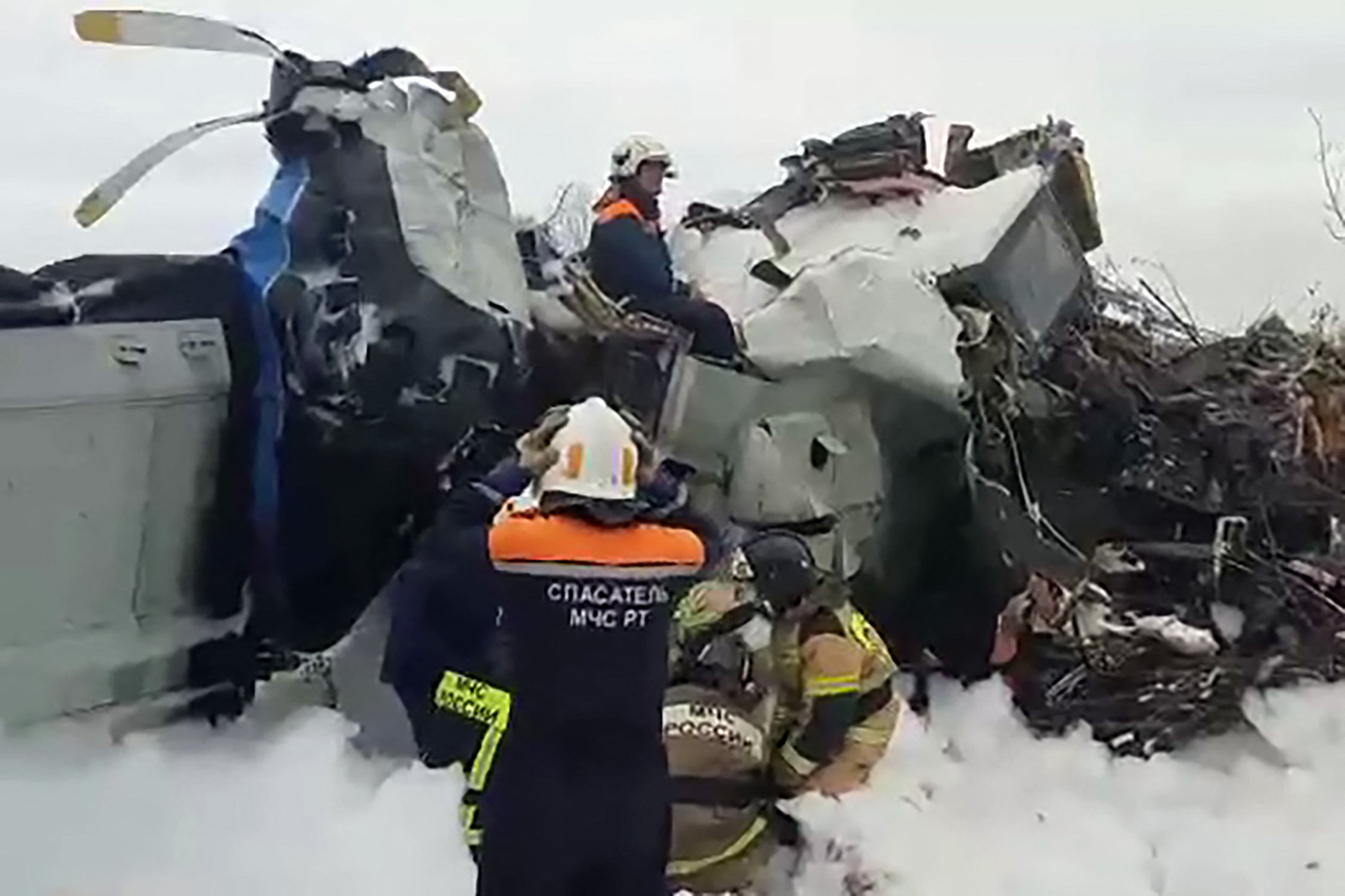 Rescuers at the crash site near Menzelinsk