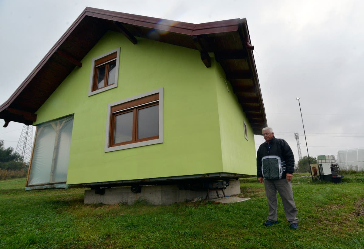 Bosnian makes rotating house a monument of love for his wife Bosnian makes rotating house a monument of love for his wife