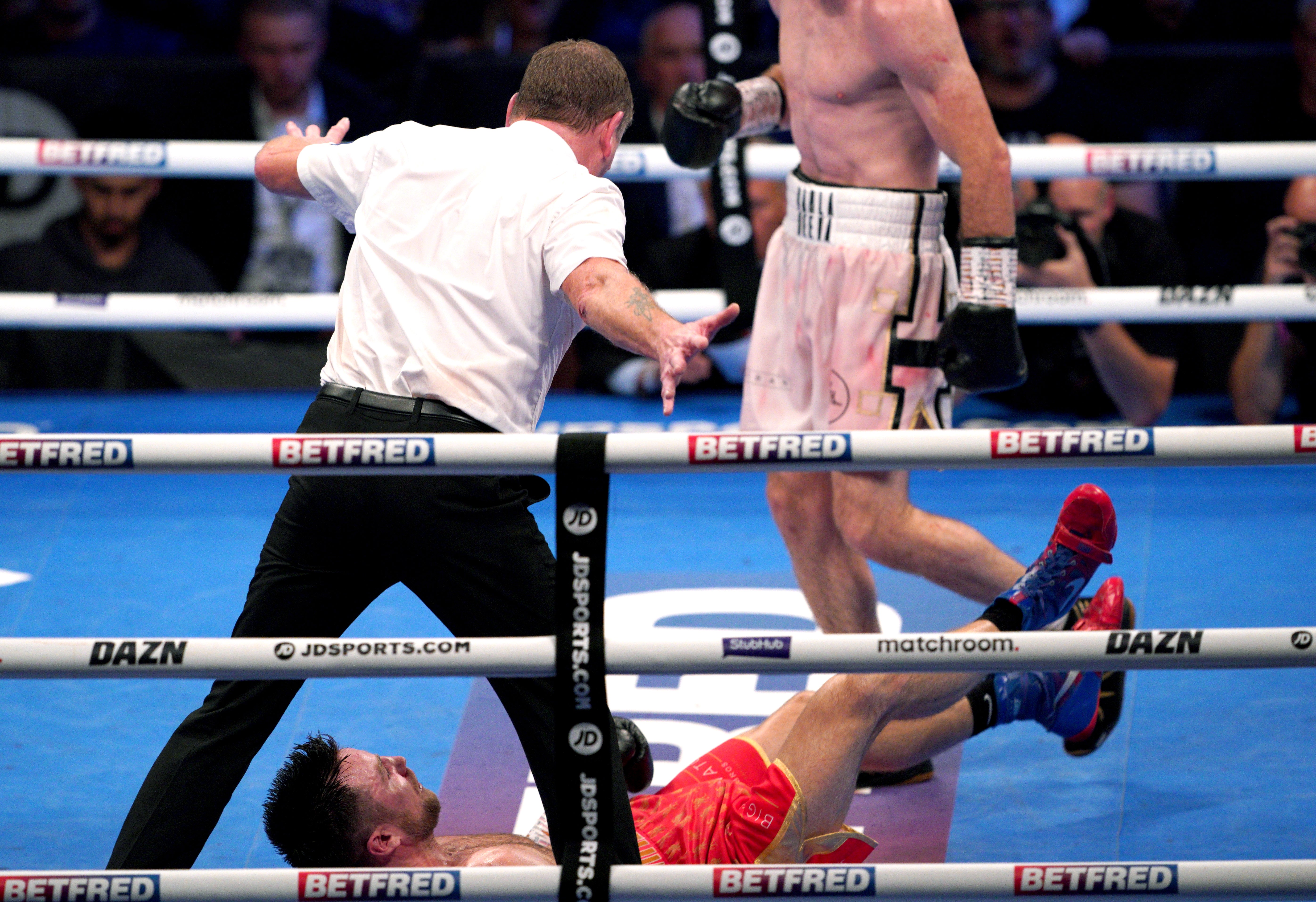Liam Smith knocked out Anthony Fowler in their super-welterweight showdown in Liverpool (Peter Byrne/PA)