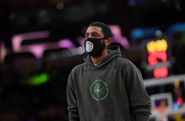 <p>Irving no puede jugar partidos en casa antes de la próxima temporada de la NBA debido a su estado de vacunación. </p>