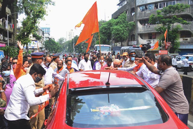 <p>Workers of Shiv Sena party block a road in Mumbai on 11 October 2021, during a statewide strike called by political parties against the violence in Lakhimpur Kheri on 3 October </p>