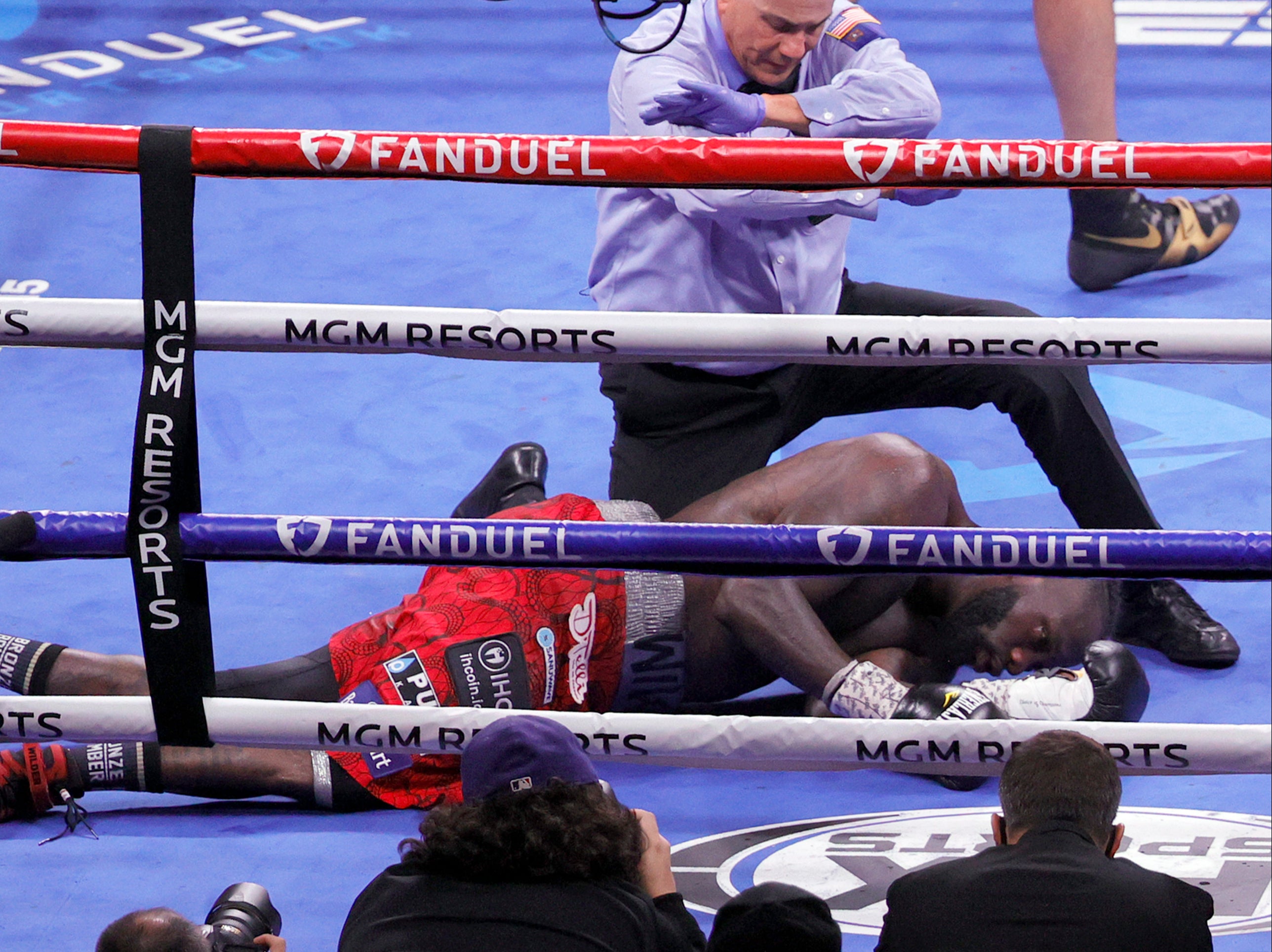 Deontay Wilder fue noqueado por Tyson Fury en el undécimo asalto de su tercera pelea