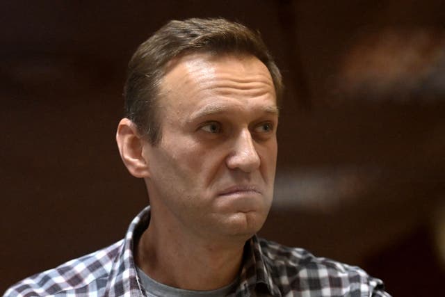 En esta foto de archivo tomada el 20 de febrero de 2021, el líder de la oposición rusa, Alexei Navalny, se encuentra dentro de una celda de vidrio durante una audiencia judicial en el tribunal de distrito de Babushkinsky en Moscú.