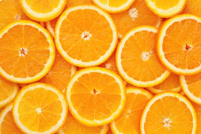<p>Las frutas cítricas como las naranjas son una excelente fuente de vitamina C. </p>