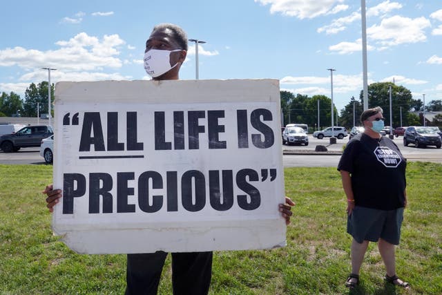 <p>Sylvester Edwards expresses his opposition to the death penalty during a protest near the Federal Correctional Complex where Daniel Lewis Lee was scheduled to be executed on July 13, 2020 in Terre Haute, Indiana. (Photo by Scott Olson/Getty Images)</p>