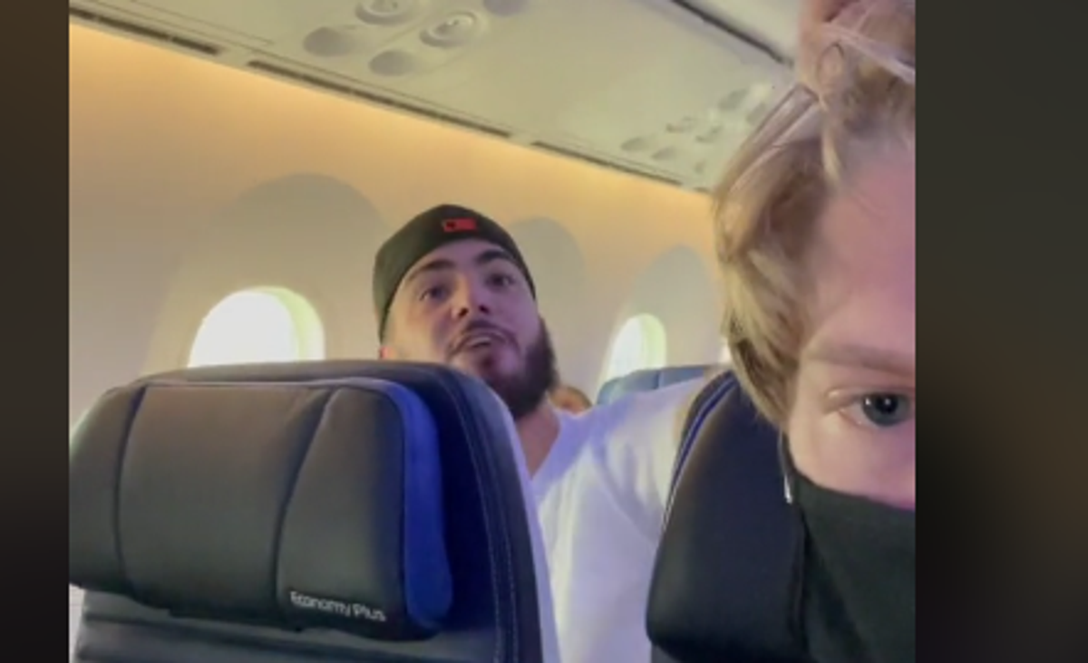 Passenger who refused to wear mask pulled from plane after ‘threatening to break someone’s neck’ Passenger who refused to wear mask pulled from plane after ‘threatening to break someone’s neck’
