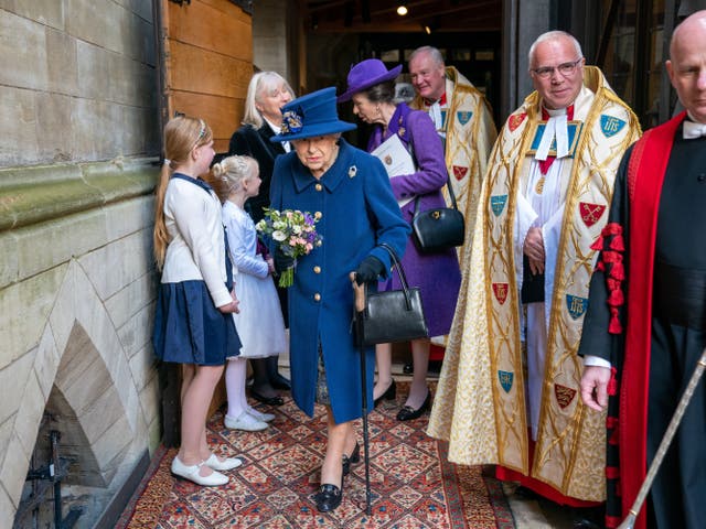 La reina Isabel II usa un bastón cuando llega con la Princesa Real para asistir a un Servicio de Acción de Gracias en la Abadía de Westminster en Londres para conmemorar el Centenario de la Legión Real Británica.