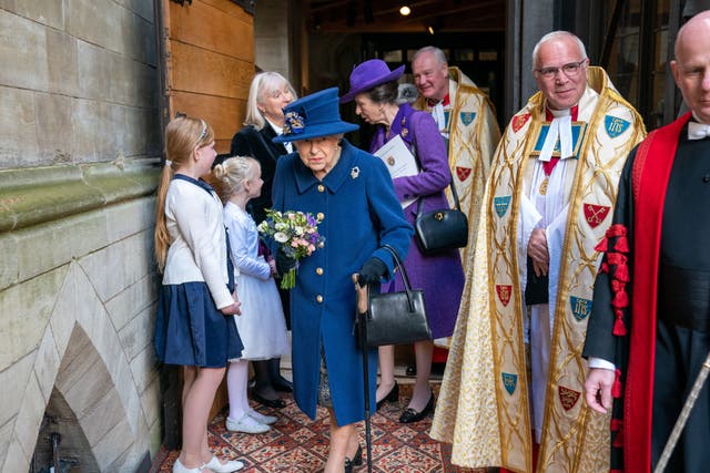 La reina Isabel II usa un bastón cuando llega con la Princesa Real para asistir a un Servicio de Acción de Gracias en la Abadía de Westminster en Londres para conmemorar el Centenario de la Legión Real Británica.