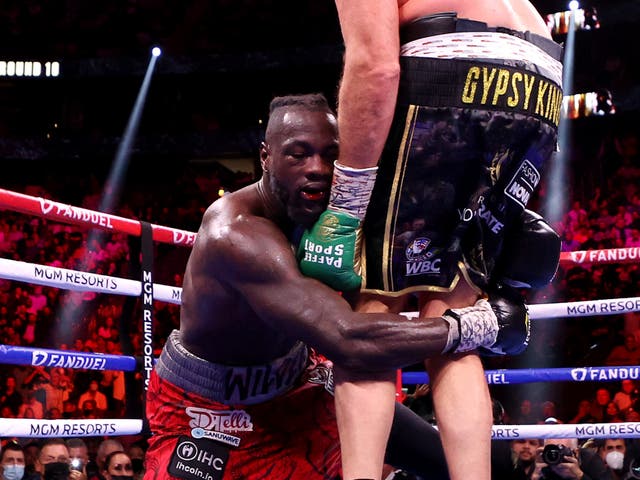 Deontay Wilder aguanta después de ser derribado por Tyson Fury