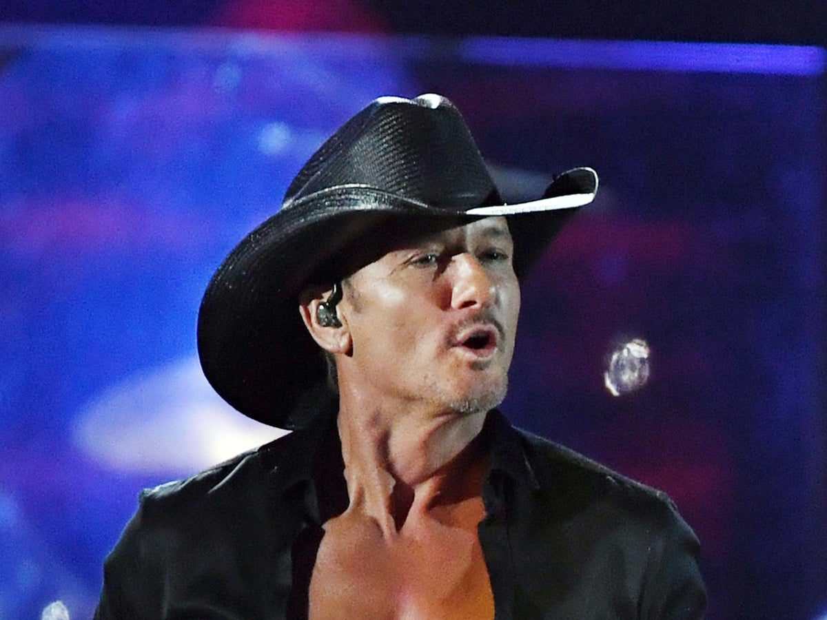 Tim McGraw jumps into crowd to confront heckling fans after forgetting own  song lyrics | The Independent