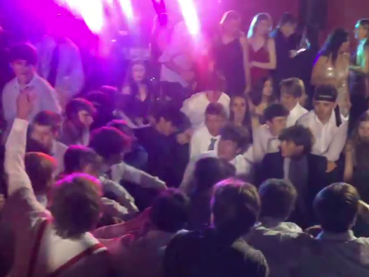 School apologises as students filmed kneeling in Spanish song School apologises as students filmed kneeling in Spanish song
