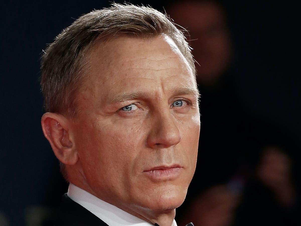 Daniel Craig says he had trouble keeping his mouth closed while filming ...