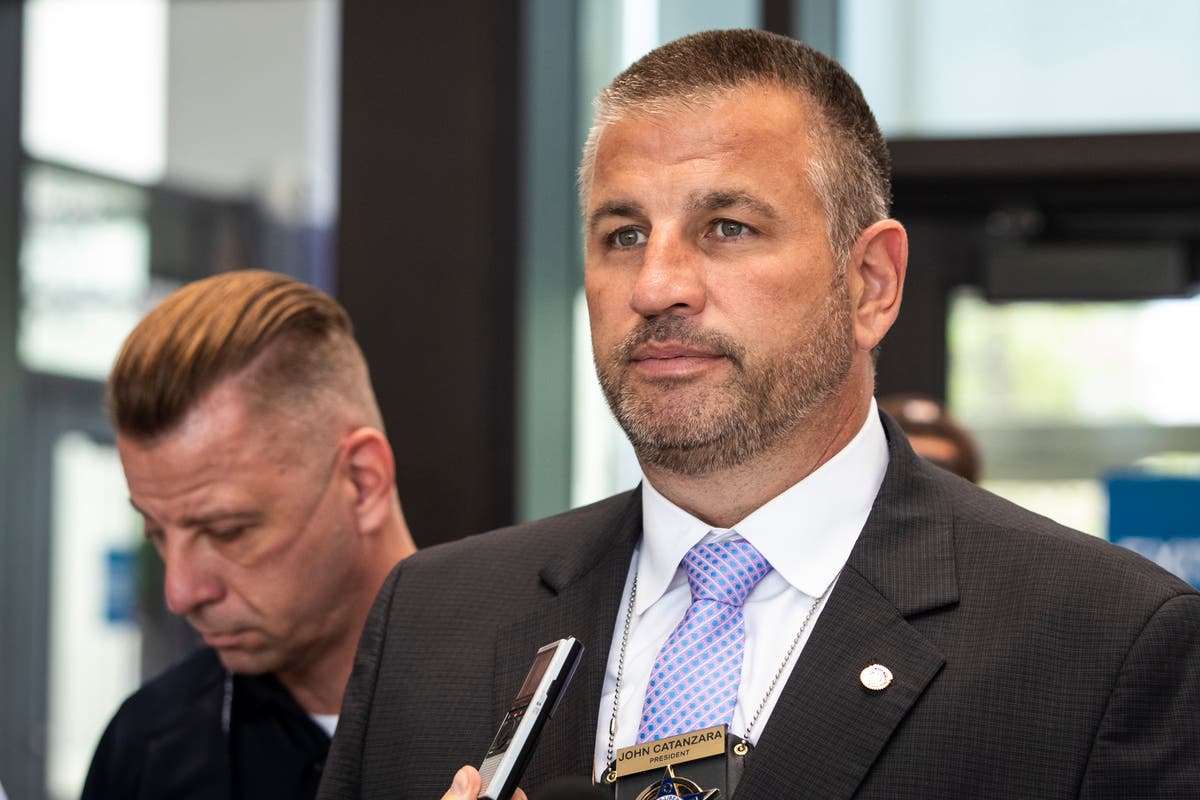 Chicago police union head urges cops to defy vaccine mandate