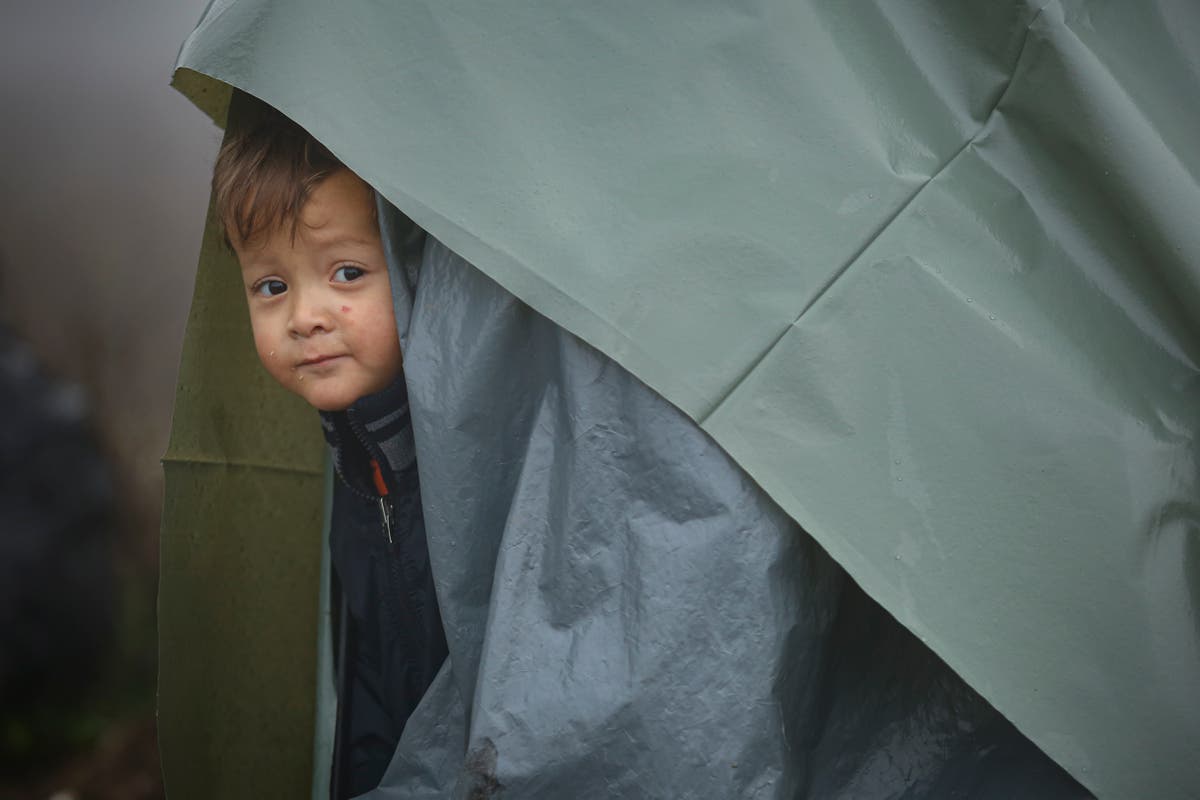 AP PHOTOS: Concern grows over makeshift Bosnia migrant camp