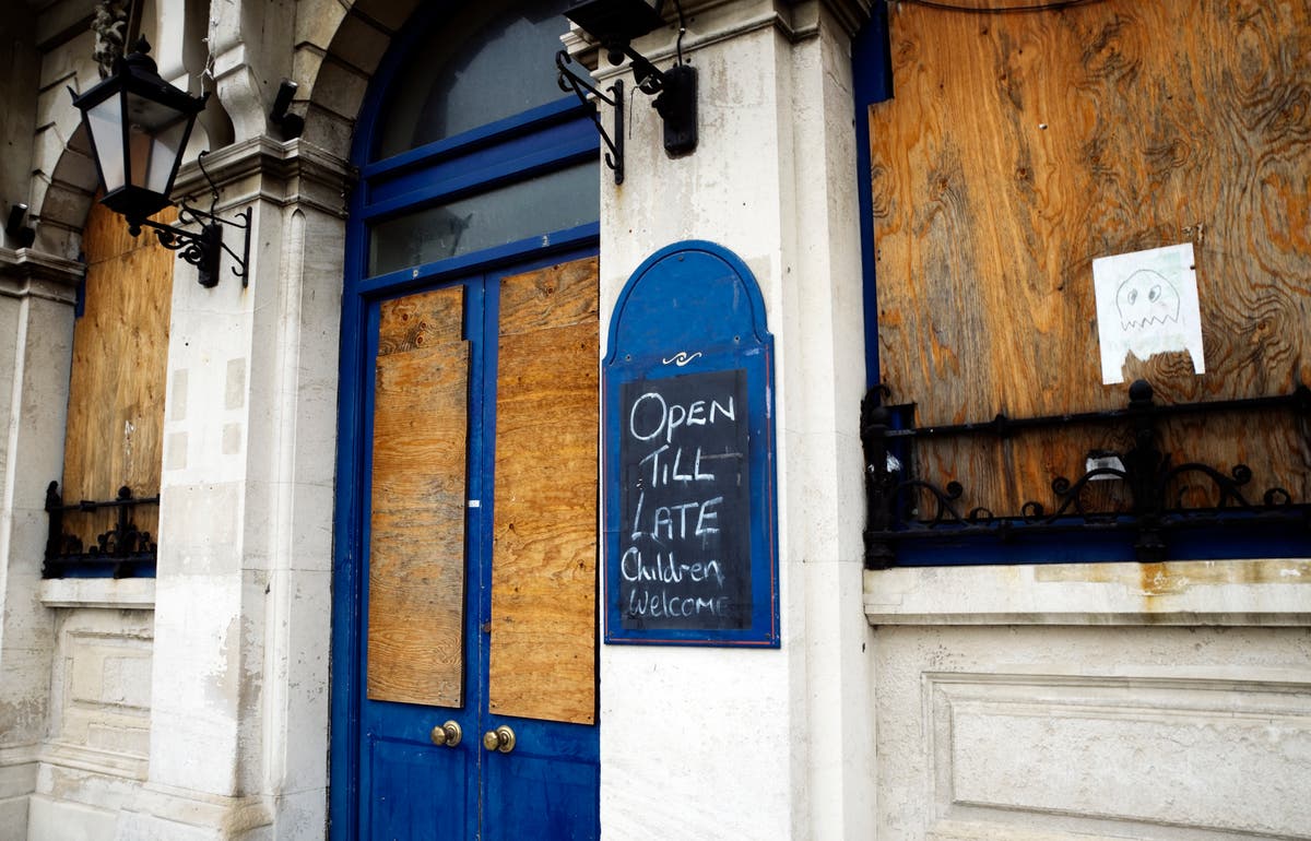 Britain lost over 1,000 pubs, restaurants and nightclubs after lockdown lifted, report finds