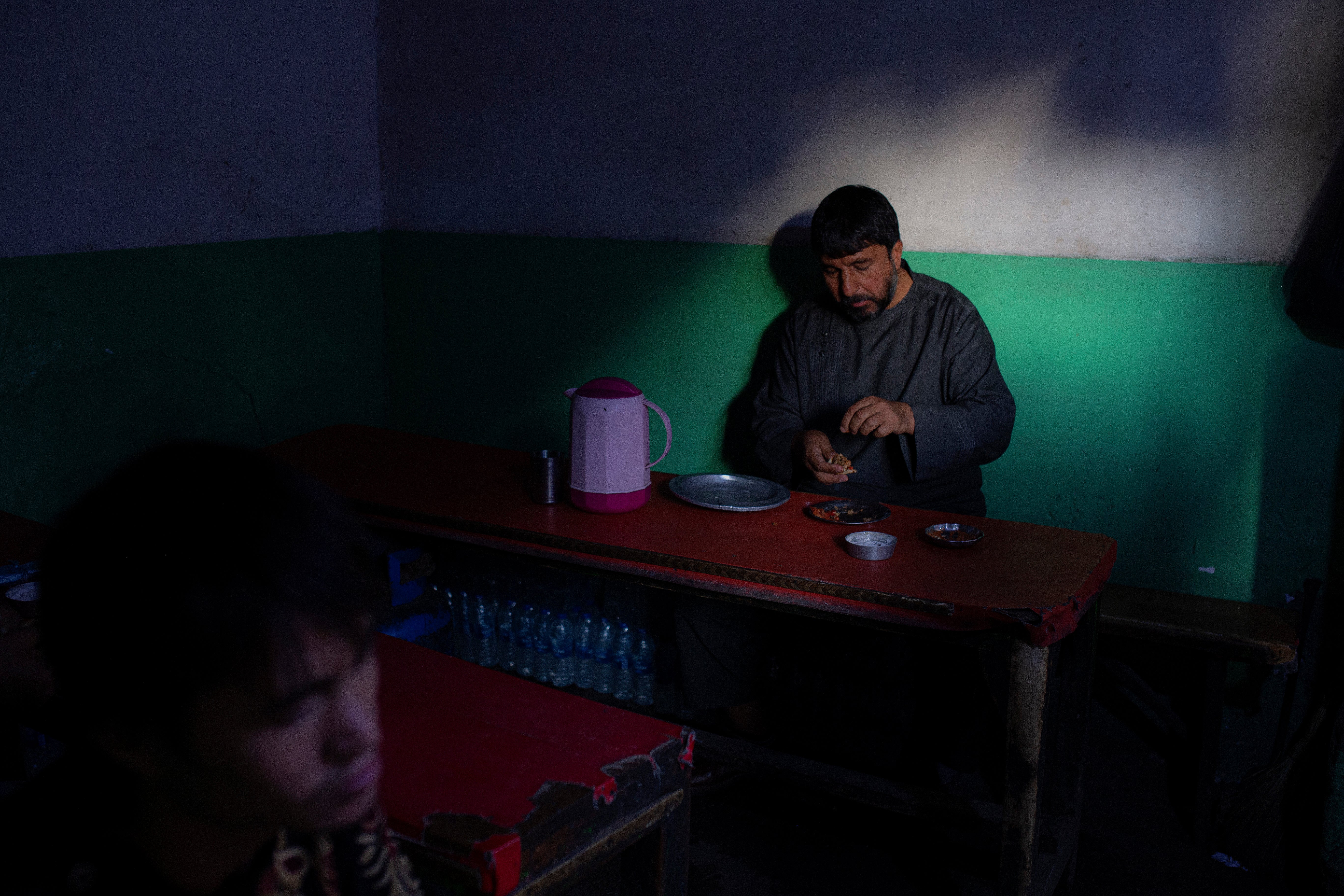 <p>An Afghan man eats lunch at a market restaurant in Kabul </p>
