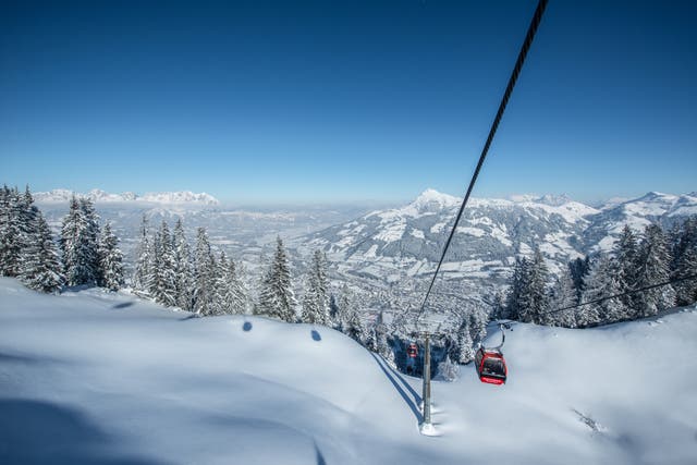 <p>Cable cars descending the slopes in Kitzbühel</p>