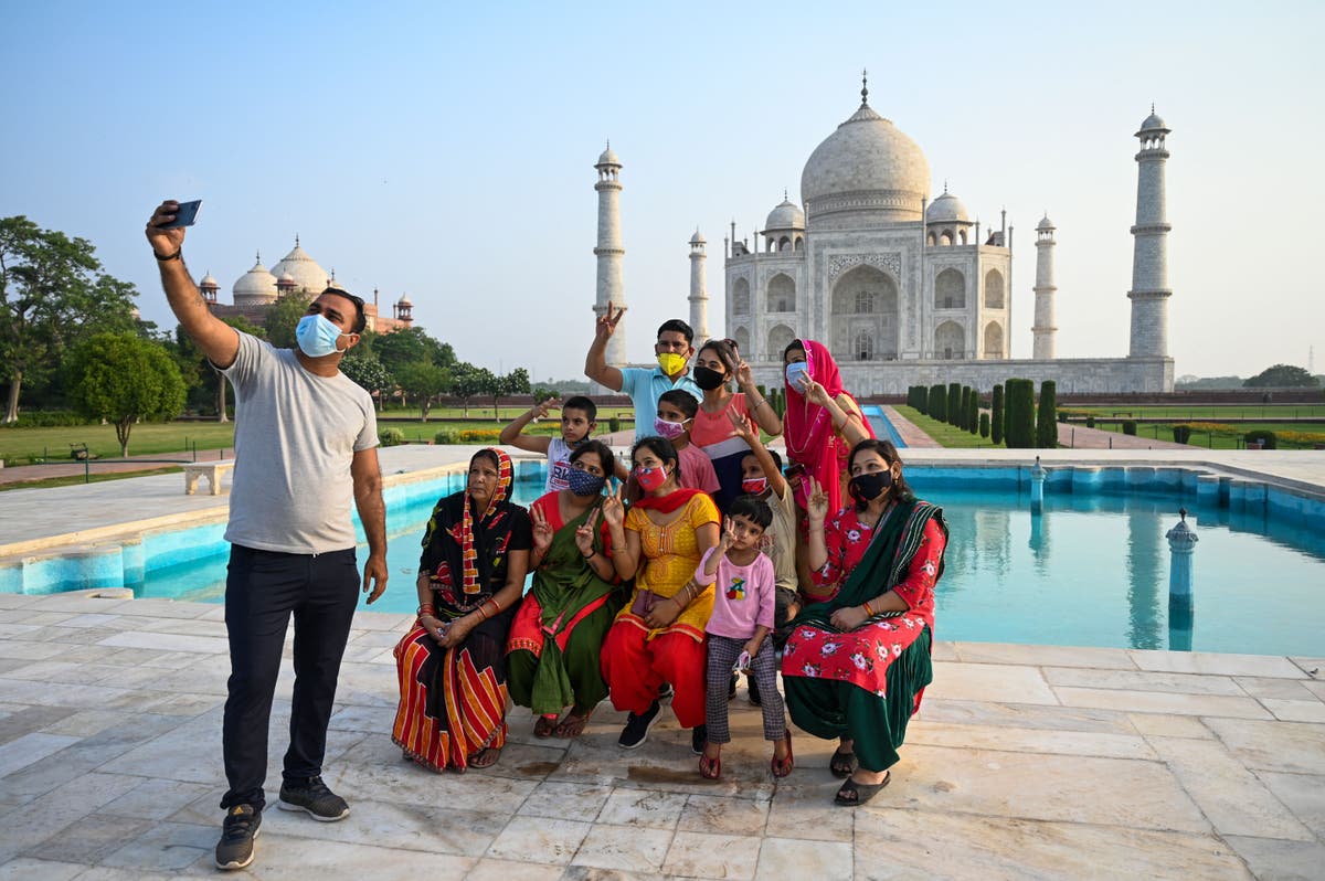 Какой день в индии. Индия Повседневная жизнь 2022. Тадж Махал туристы. Клифаграми Индия. Тарапур Индия.