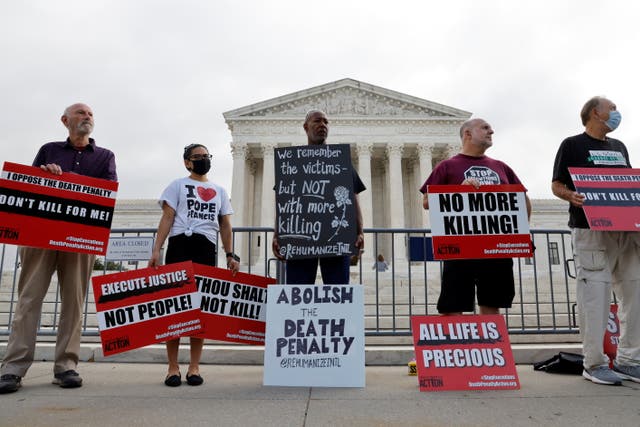 <p>Manifestantes en contra la pena de muerte en la Corte Suprema de los Estados Unidos durante los alegatos en el caso Tsarnaev en Washington. </p>