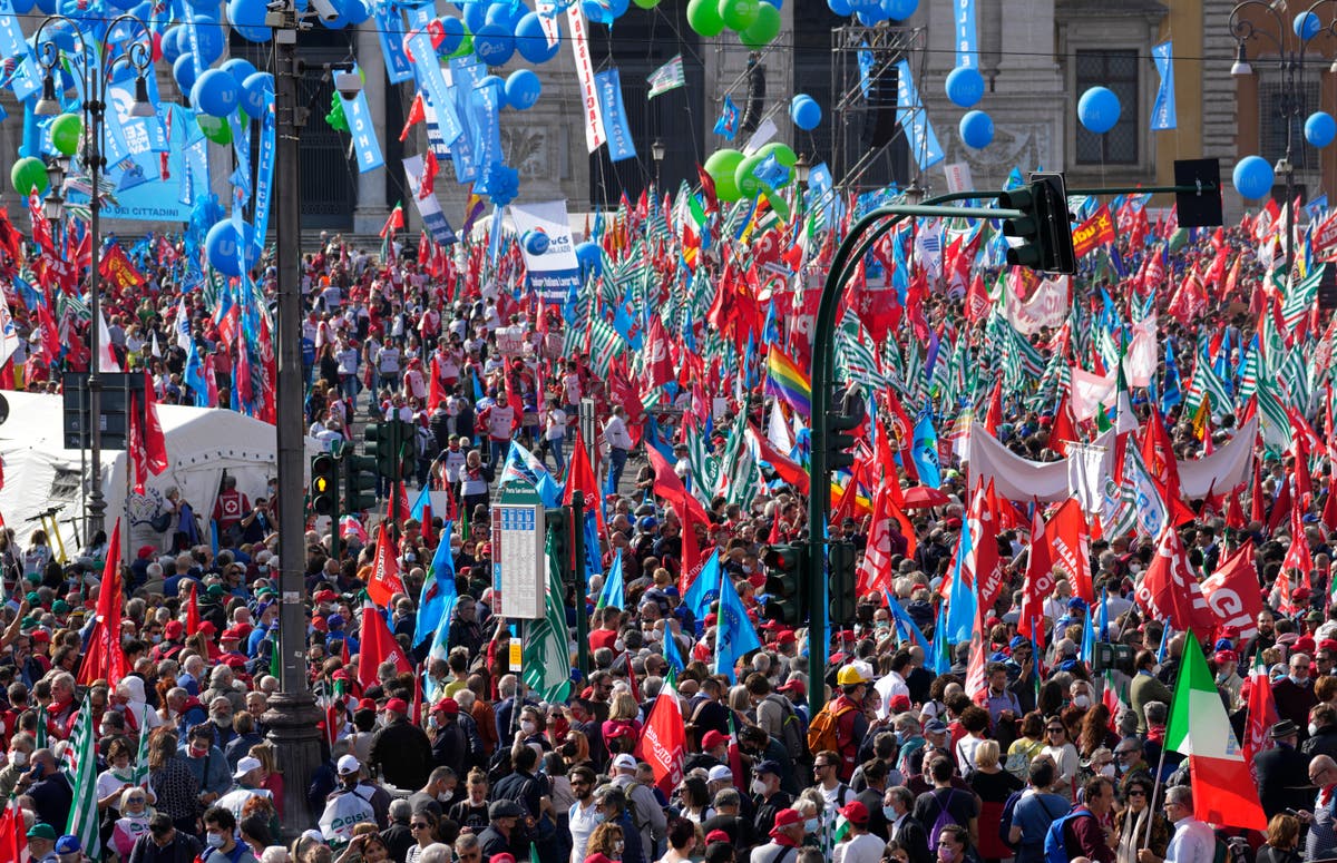 Tens of thousands demonstrate in Rome against neo-fascists Tens of thousands demonstrate in Rome against neo-fascists