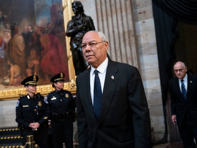 <p>El expresidente del Estado Mayor Conjunto y exsecretario de Estado Colin Powell llega para presentar sus respetos al ataúd del fallecido expresidente George HW Bush. </p>