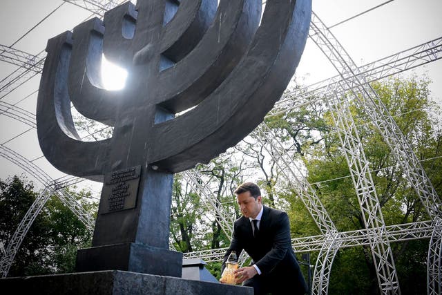 El presidente de Ucrania, Volodymyr Zelensky, colocando una lámpara en el memorial de Minora en Kiev, para conmemorar el 80 aniversario de la masacre de Babi Yar