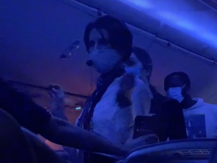 Anti-vaxxer Takes Microphone Mid-flight And Rants About Covid In TikTok ...