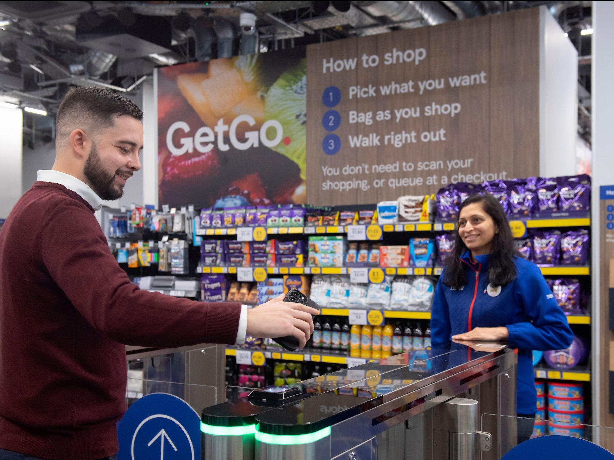A customer uses the Tesco GetGo store in Holborn