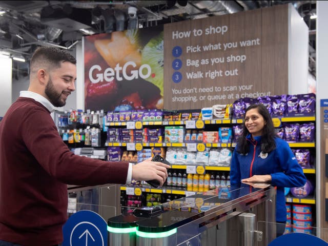 <p>A customer uses the Tesco GetGo store in Holborn</p>