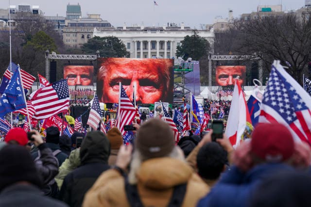 <p>Donald Trump aparece en pantallas gigantes mientras simpatizantes participan en una manifestación en Washington.</p>