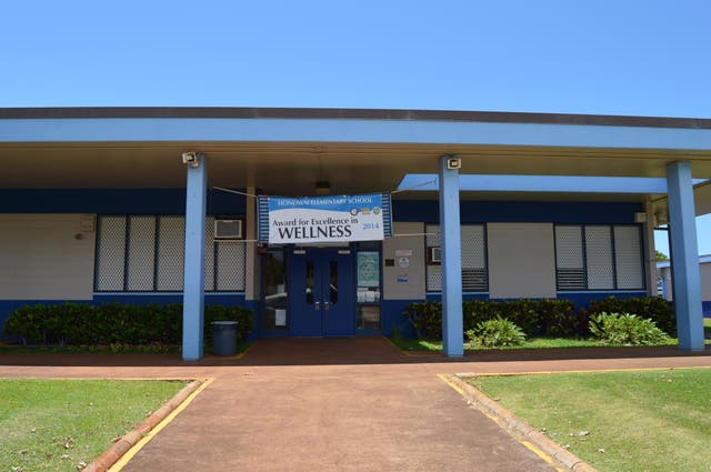 Funcionarios de la escuela primaria Honowai, Hawái, llamaron a la policía por una disputa en el patio de la escuela que resultó en el arresto injusto de una niña negra de 10 años.