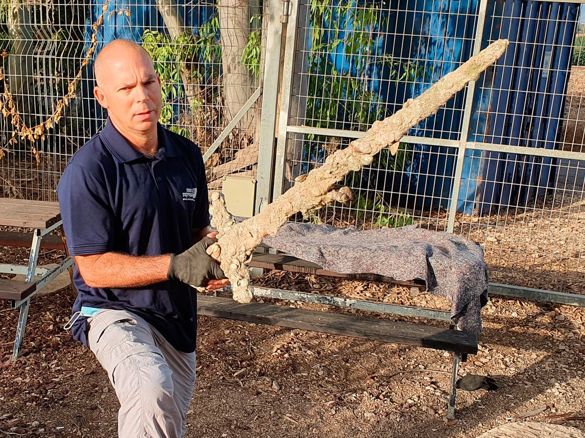 Israeli scuba diver discovers ancient Crusader sword