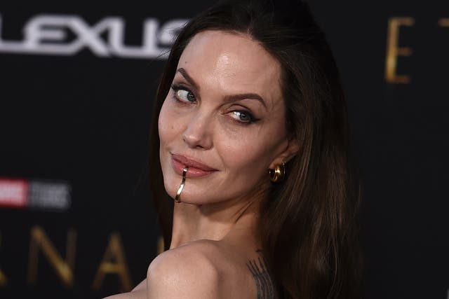 Angelina Jolie lució un labio en la alfombra roja (Jordan Strauss / AP)