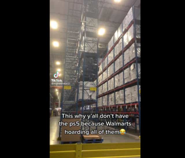 Fotograma de un video viral que supuestamente mostraba una reserva de PS5 en un almacén de Walmart.