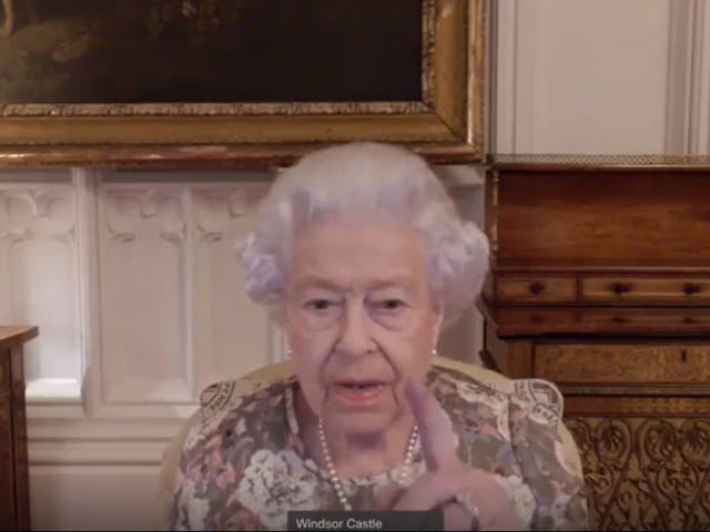 Folleto de video aún emitido por el Palacio de Buckingham de la reina Isabel II, levantando su dedo mientras exclama: "Ah, ahí está" cuando comenzó un enlace de video Audiencia con la Gobernadora General Designada de Nueva Zelanda, Dame Cindy Kiro