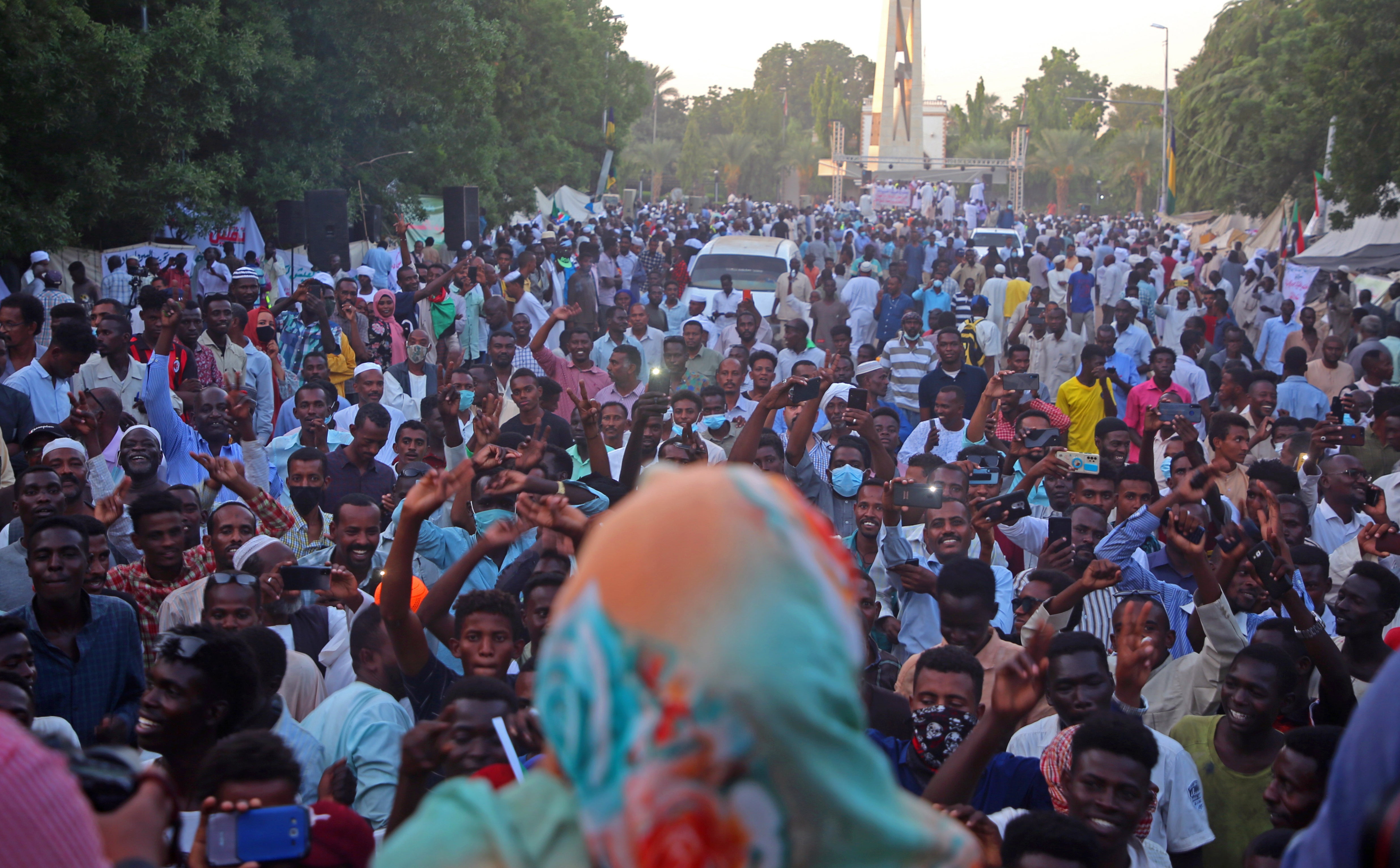 Thousands of Sudanese are demonstrating for the third day in front of the Republican Palace in Khartoum