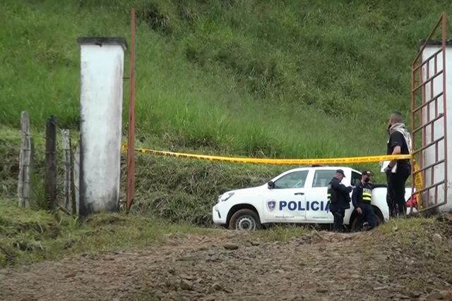 <p>Police investigate the crime scene at the Costa Rica farm of Stephen Sandusky </p>