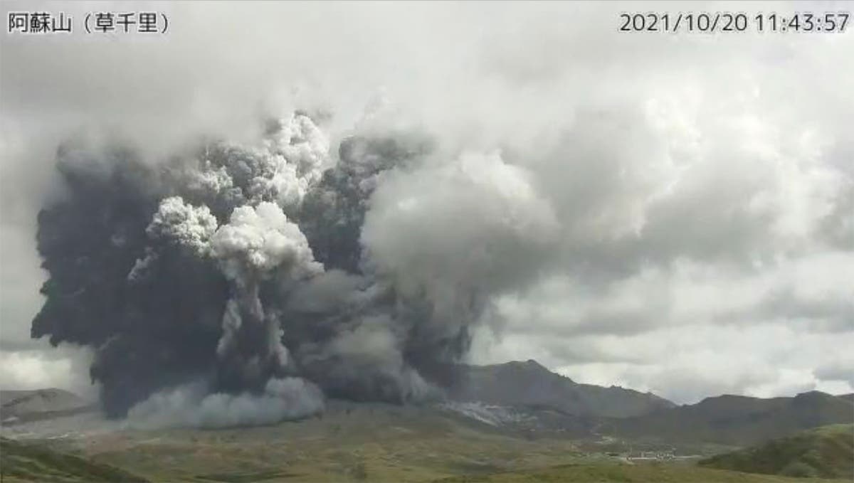Volcano in southern Japan erupts with massive smoke column Volcano in southern Japan erupts with massive smoke column