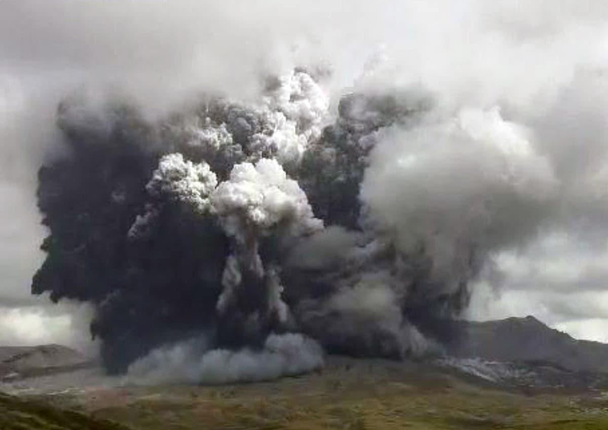 Japan volcano Mount Aso erupts spewing ash and smoke miles into the sky Japan volcano Mount Aso erupts spewing ash and smoke miles into the sky