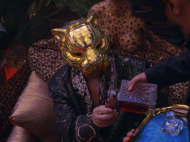 <p>Los VIP son cuatro multimillonarios de habla inglesa que usan máscaras y ven a la gente jugar estos juegos fatales por diversión.</p>