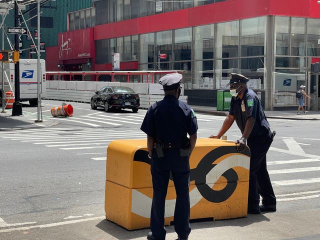 <p>Esto significará que los 46 mil empleados de la ciudad de Nueva York que actualmente no están vacunados tendrían hasta el 29 de octubre para vacunarse o quedarán desempleados. </p>