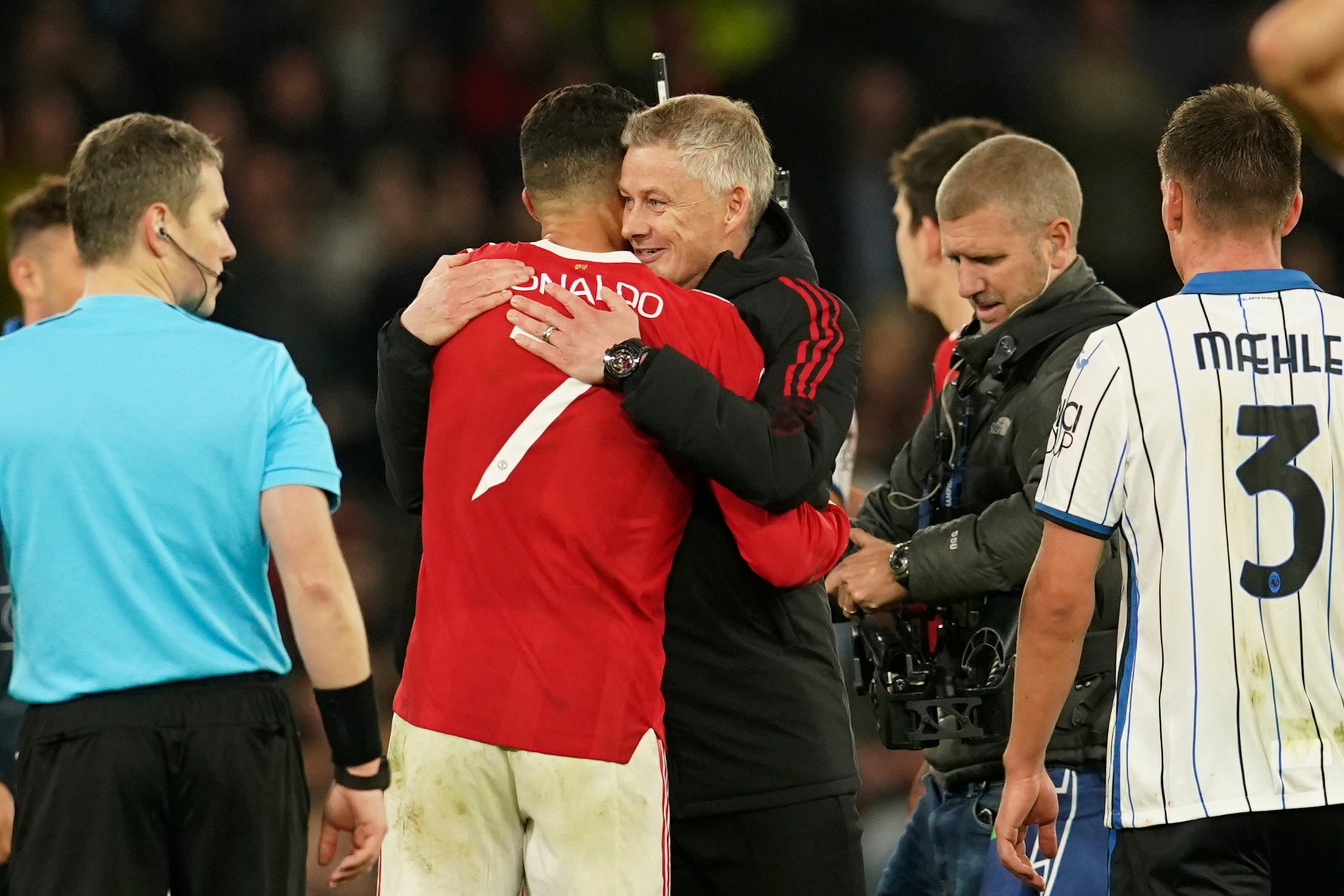 Ole Gunnar Solskjaer congratulates Cristiano Ronaldo on his late winner