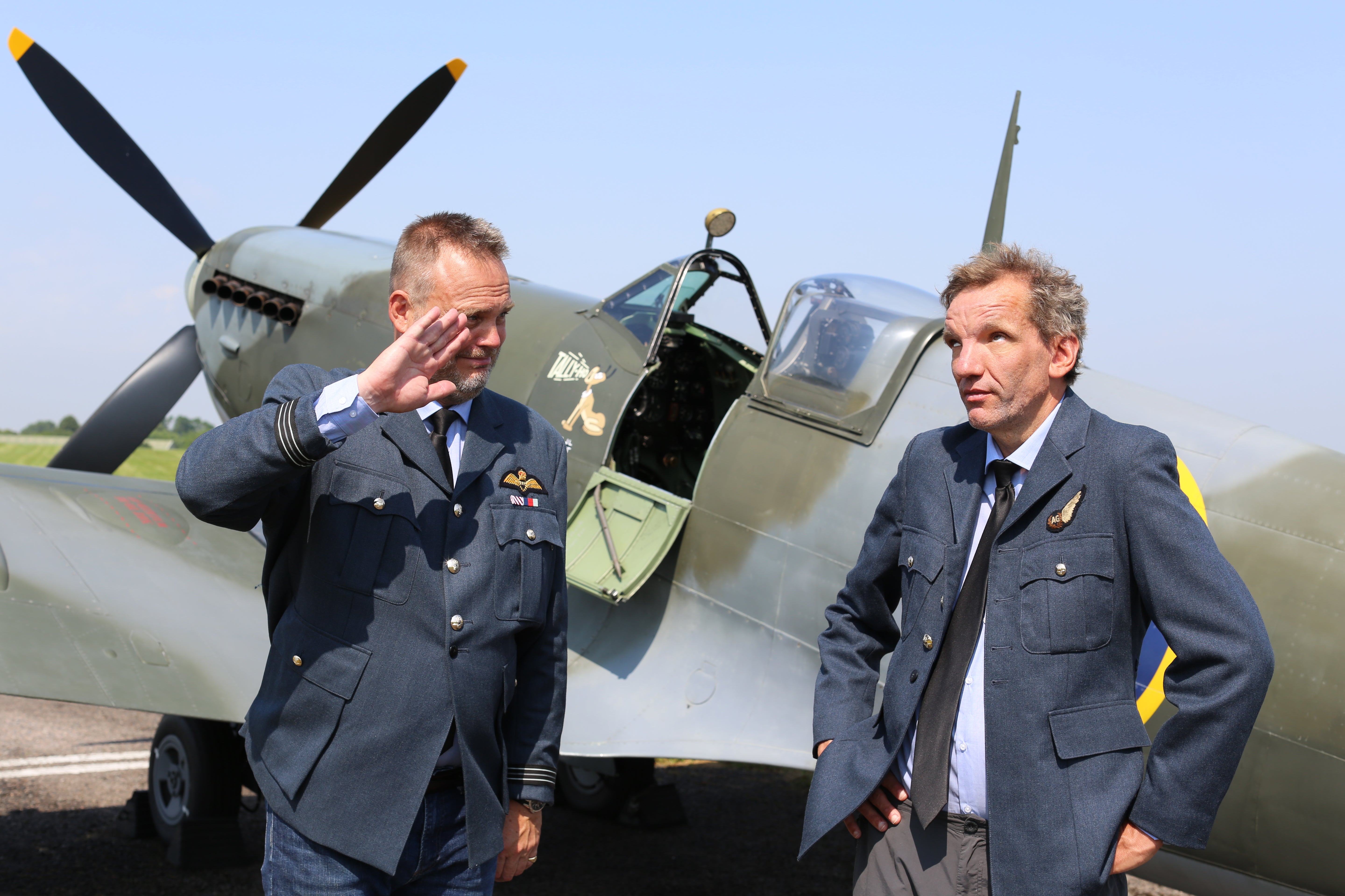 Murray and German comic Henning Wehn in front of a Spitfire