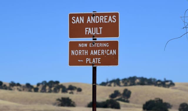 <p>La Falla de San Andrés es un límite tectónico entre la Placa del Pacífico, que se mueve hacia el noroeste a tres pulgadas cada año y la Placa de América del Norte, que se dirige hacia el sur a aproximadamente 1 pulgada por año.</p>