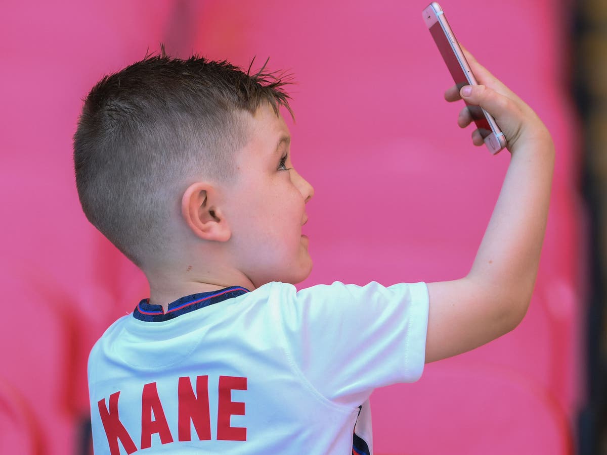 Parents think children should get first phone aged 11, study finds