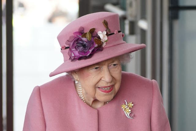 La reina fotografiada en Cardiff la semana pasada