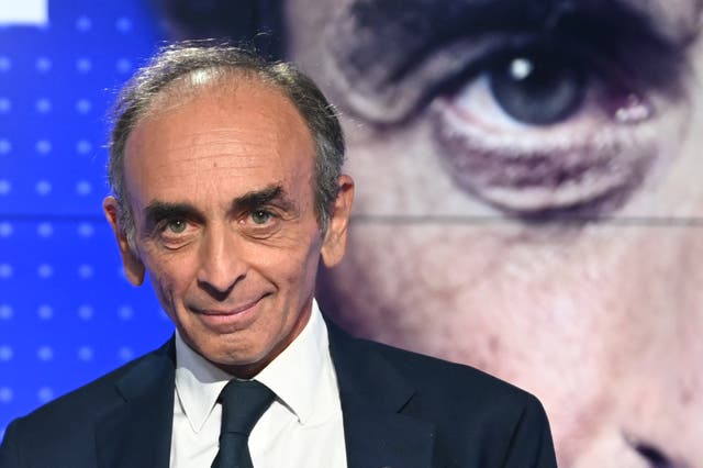 <p>El experto en medios de extrema derecha francés Eric Zemmour posa en el set antes de participar en un debate televisado con el líder del movimiento izquierdista francés La France Insoumise. </p>